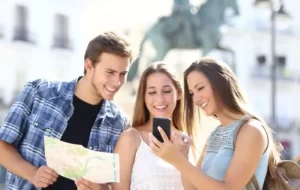 Jovenes descubriendo los tips de viaje y que hacer en puerto morelos