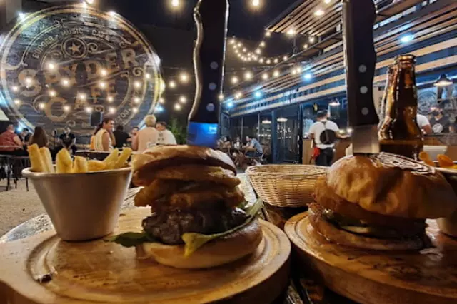 spaider restaurant bar donde hay musica en vivo y a una cuadra de la playa