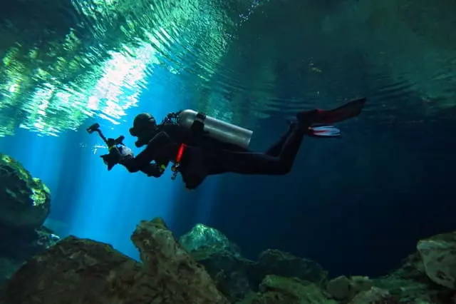 Hombre realizando buceo en los cenotes del caribe mexicano