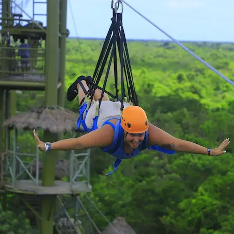 Hombre realizando zip line extremo