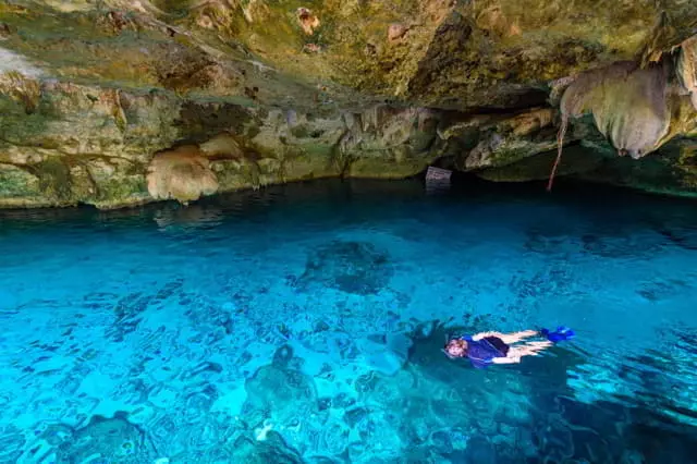 muer realizando snorkel en alguno de los cenotes del caribe mexicano