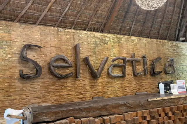 Selvatica dentro de la selva maya lleno de aventura