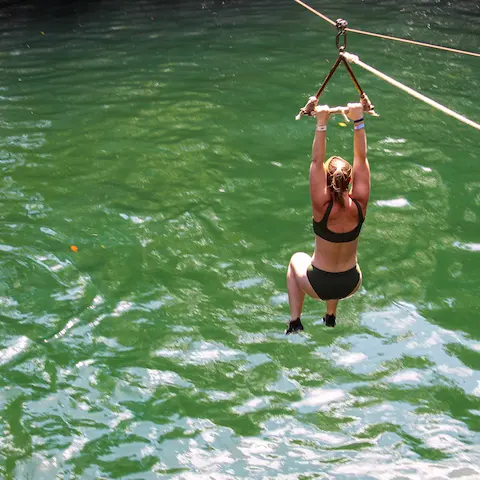 cenote dentro de selvatica donde te puedes lanzar desde una tirolesa