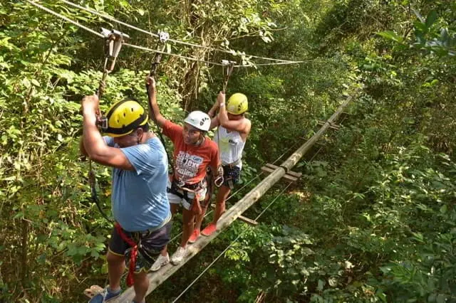 Familia disfrutando del puente colgante en selvativa