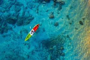 joven realizando kayak en el arrecife