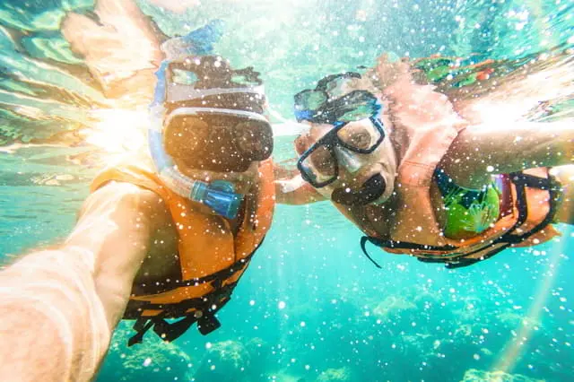realizando snorkel en la playa del hotel