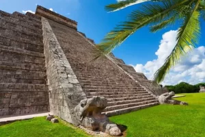 Piramide con forma de 2 bocas de serpiente en la parte de abajo